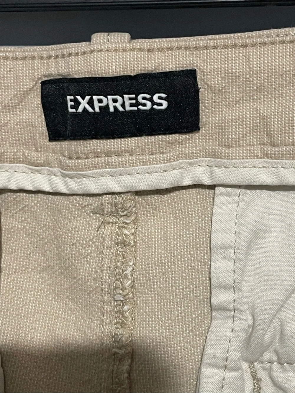 Express Classic Stretch White / Sand Shorts At the Knee 10” Inseam Men Sz 32